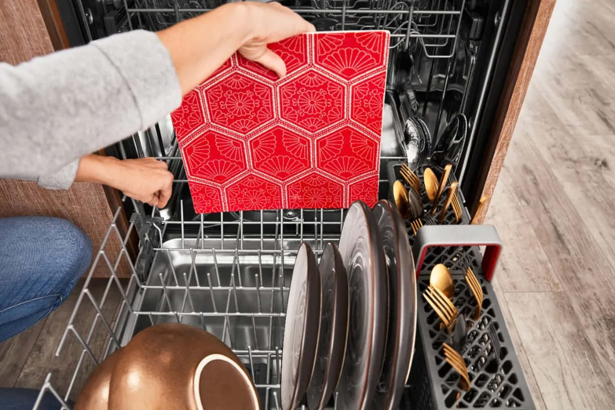 44 dBA Dishwasher in PrintShield™ Finish with FreeFlex™ Third Rack